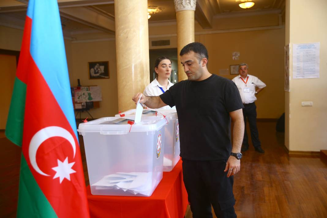 Azerbaycan'da seçim günü: Oy verme işlemi başladı - Resim: 8